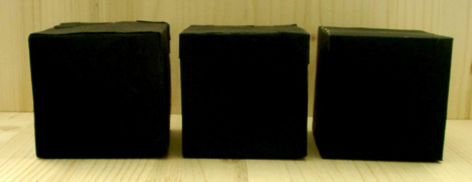 drei schwarze Würfel